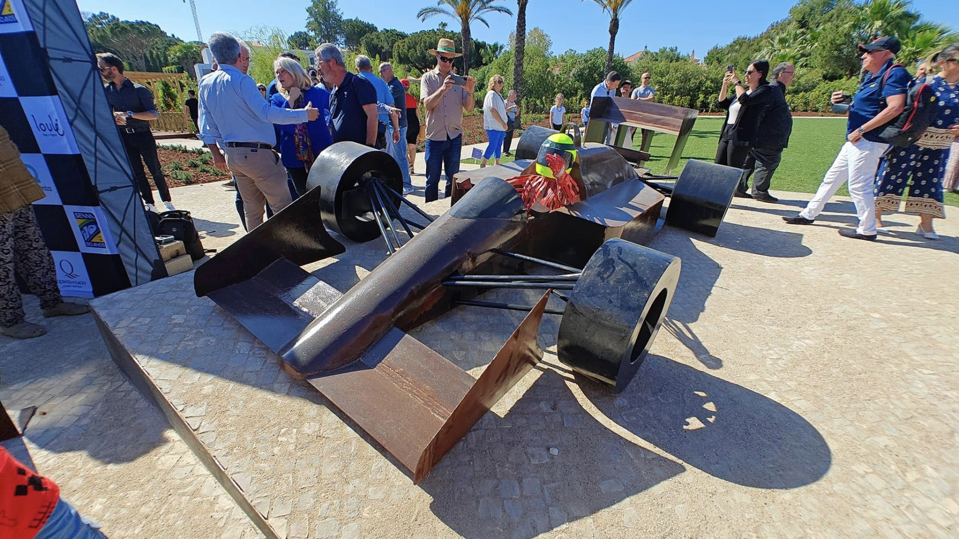 Há uma nova escultura de Ayrton Senna num jardim na Quinta do Lago
